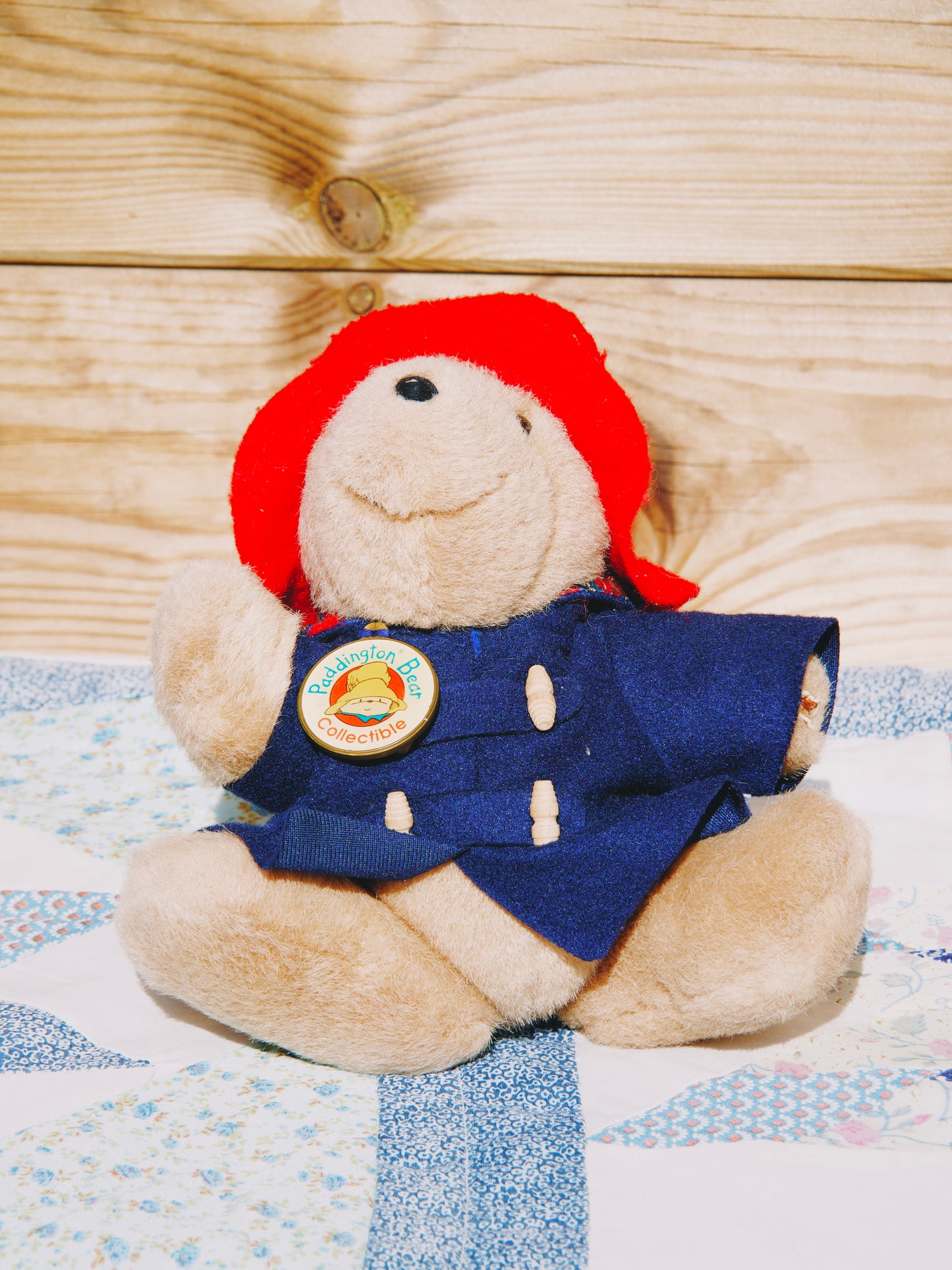 Peluche de Collection Ours Paddington Vintage — Avec duffle-coat bleu, chapeau rouge & pin's officiel