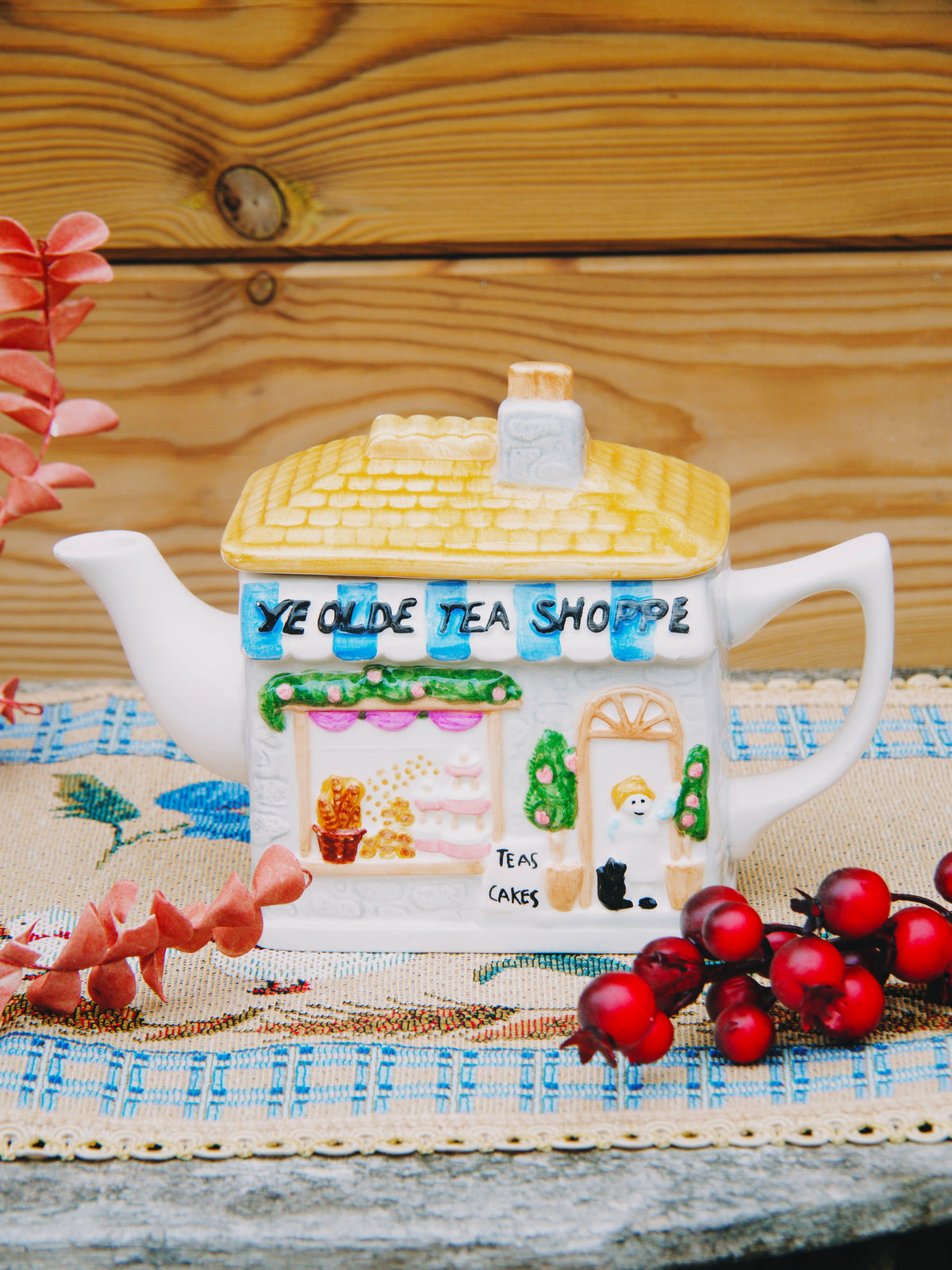 Théière Vintage Anglaise "Ye Olde Tea Shoppe" – Céramique Peinte à la Main