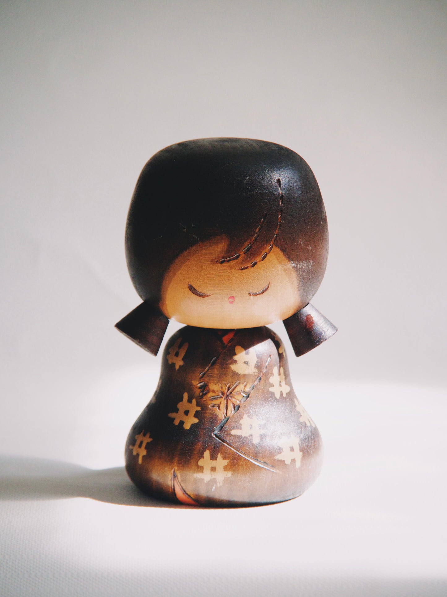 Petite Poupée Kokeshi Vintage en Bois Brûlé – Style "Chibi" Kawaii – Kimono Gravé à Motifs Traditionnels