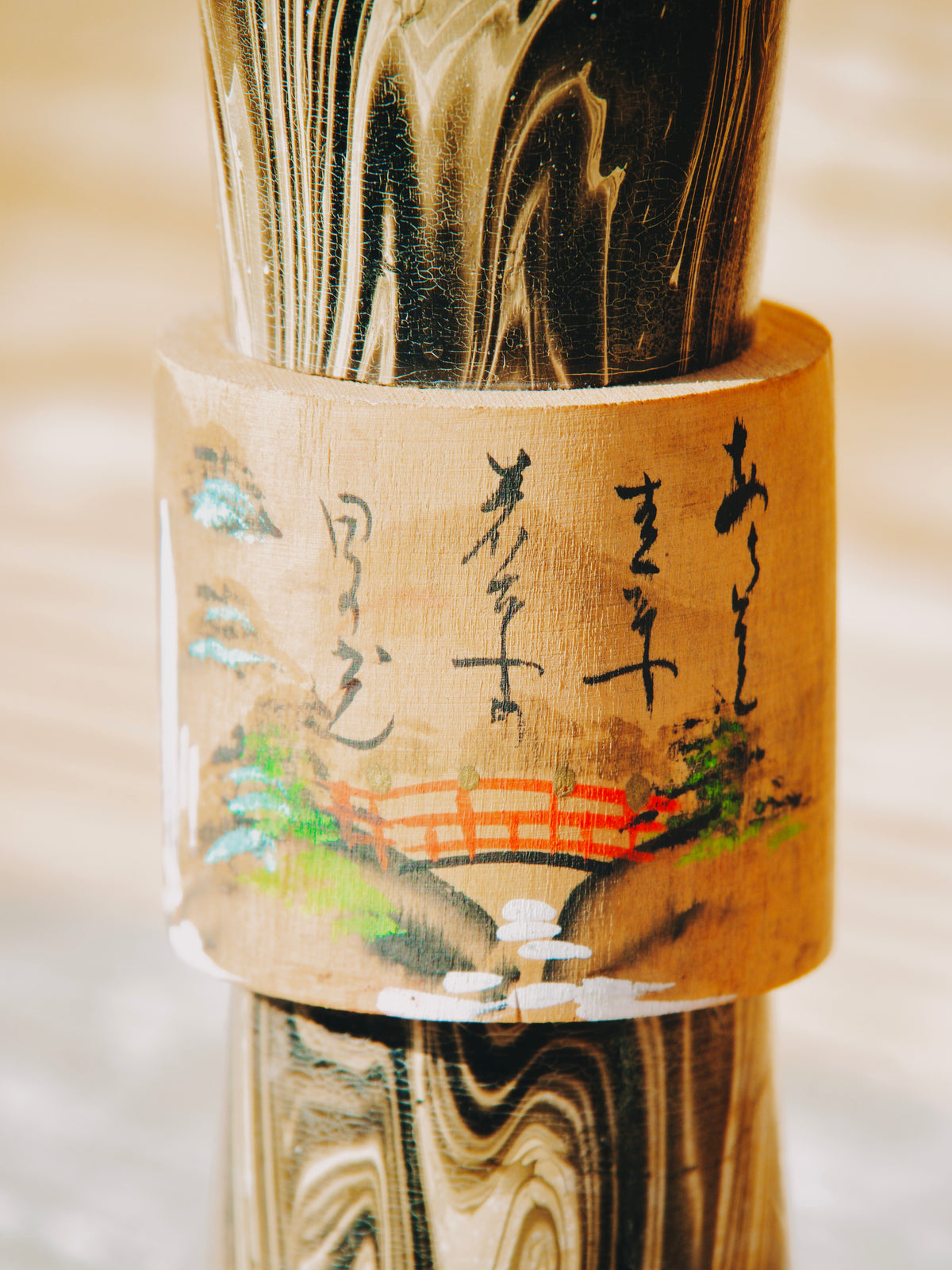 Poupée Kokeshi Artisanale "Paysage et Pont Rouge" - Pièce Unique en Bois