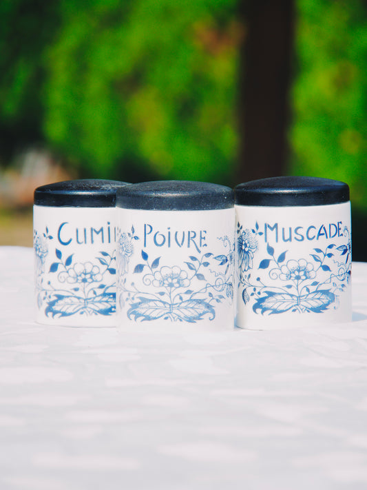 Trio de pots à épices vintage en céramique Sarreguemines – Décor floral bleu & couvercles noirs (Cumin, Poivre, Muscade)