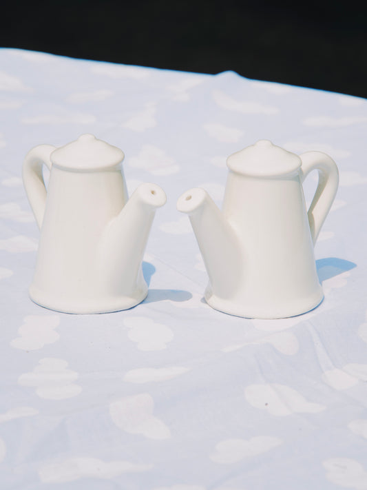 Duo salière et poivrière vintage en céramique blanche – Forme cafetières / théières rétro