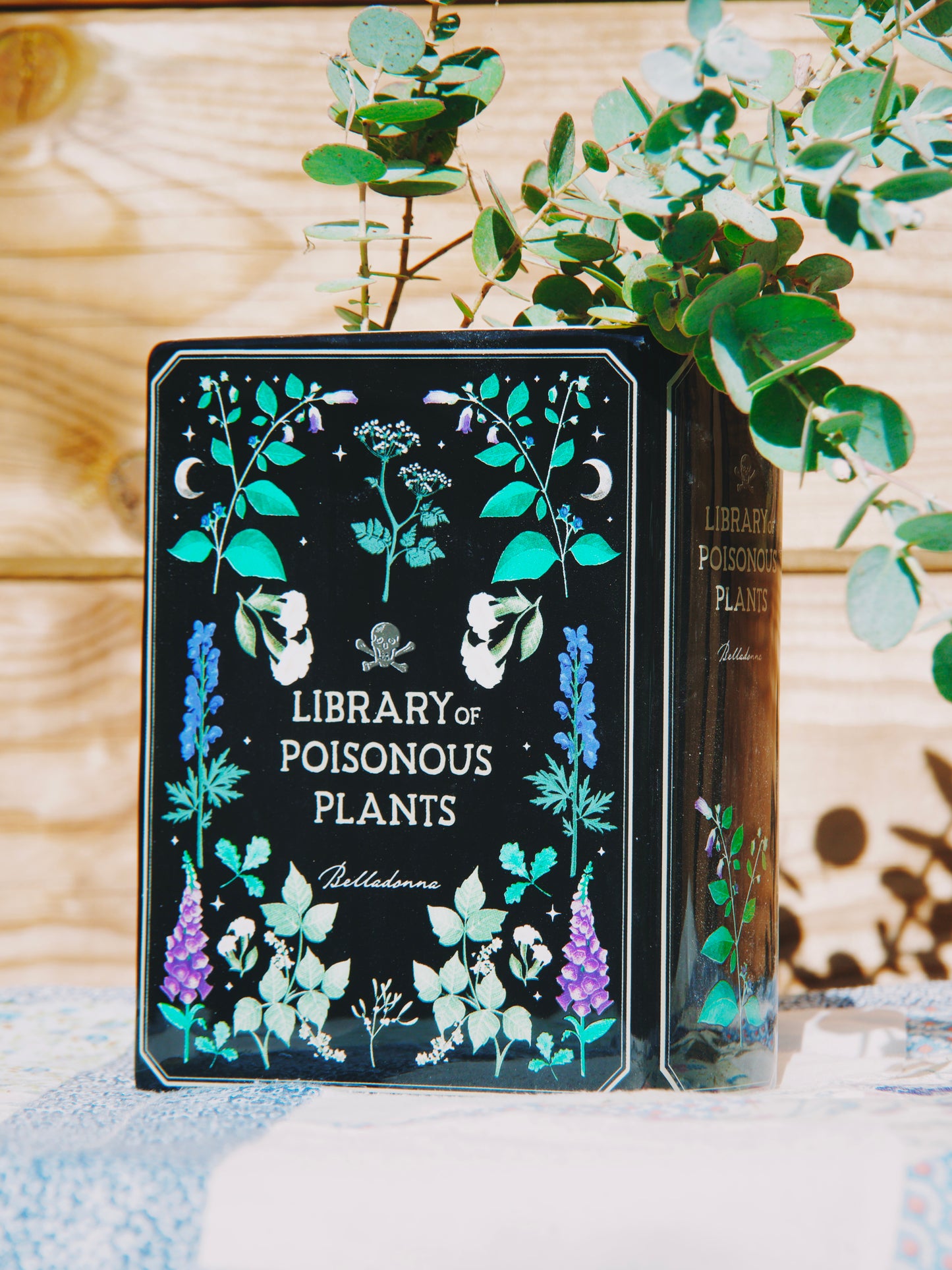 Vase "Library of poisonous plants"