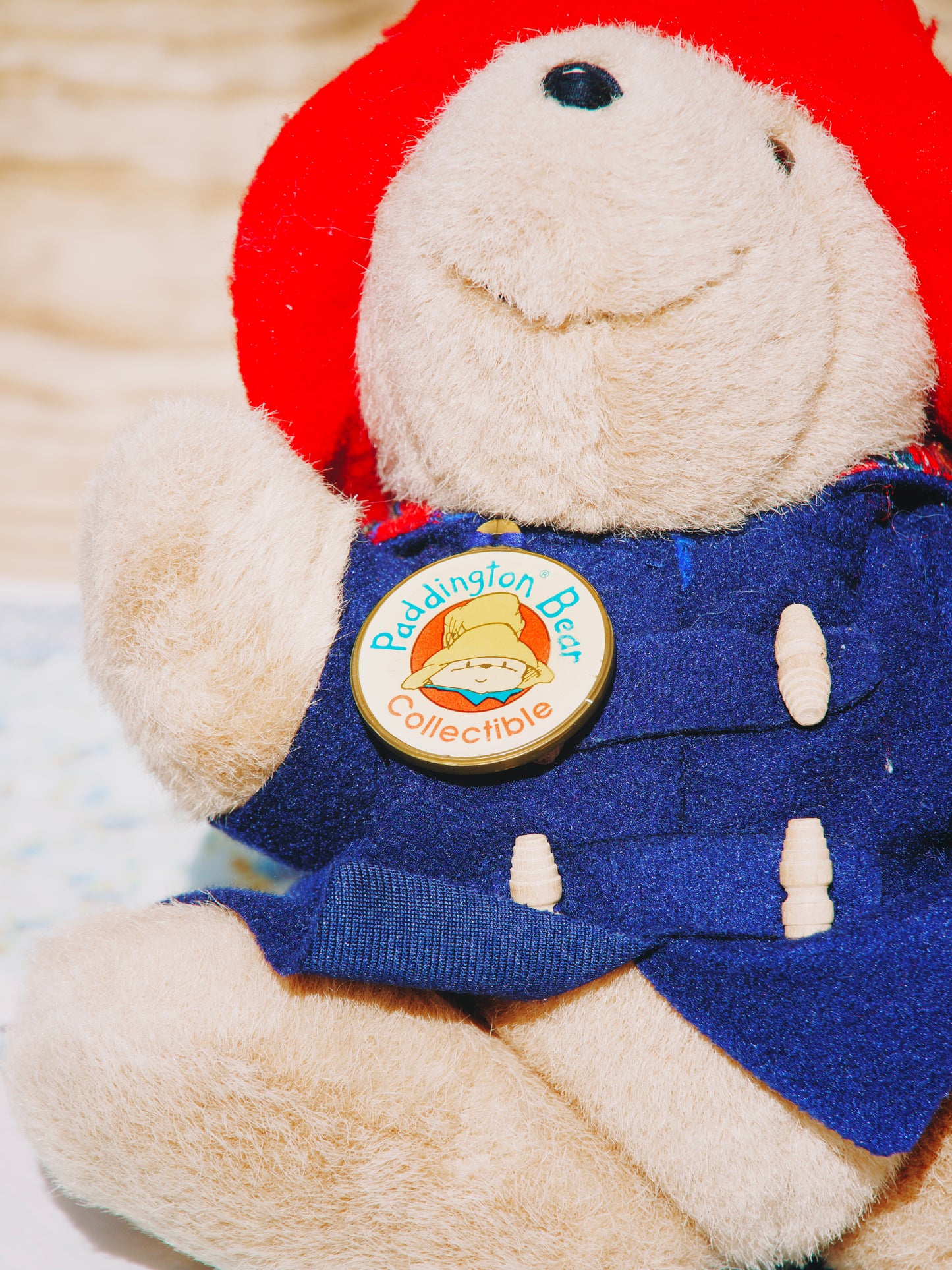 Peluche de Collection Ours Paddington Vintage — Avec duffle-coat bleu, chapeau rouge &amp; pin's officiel