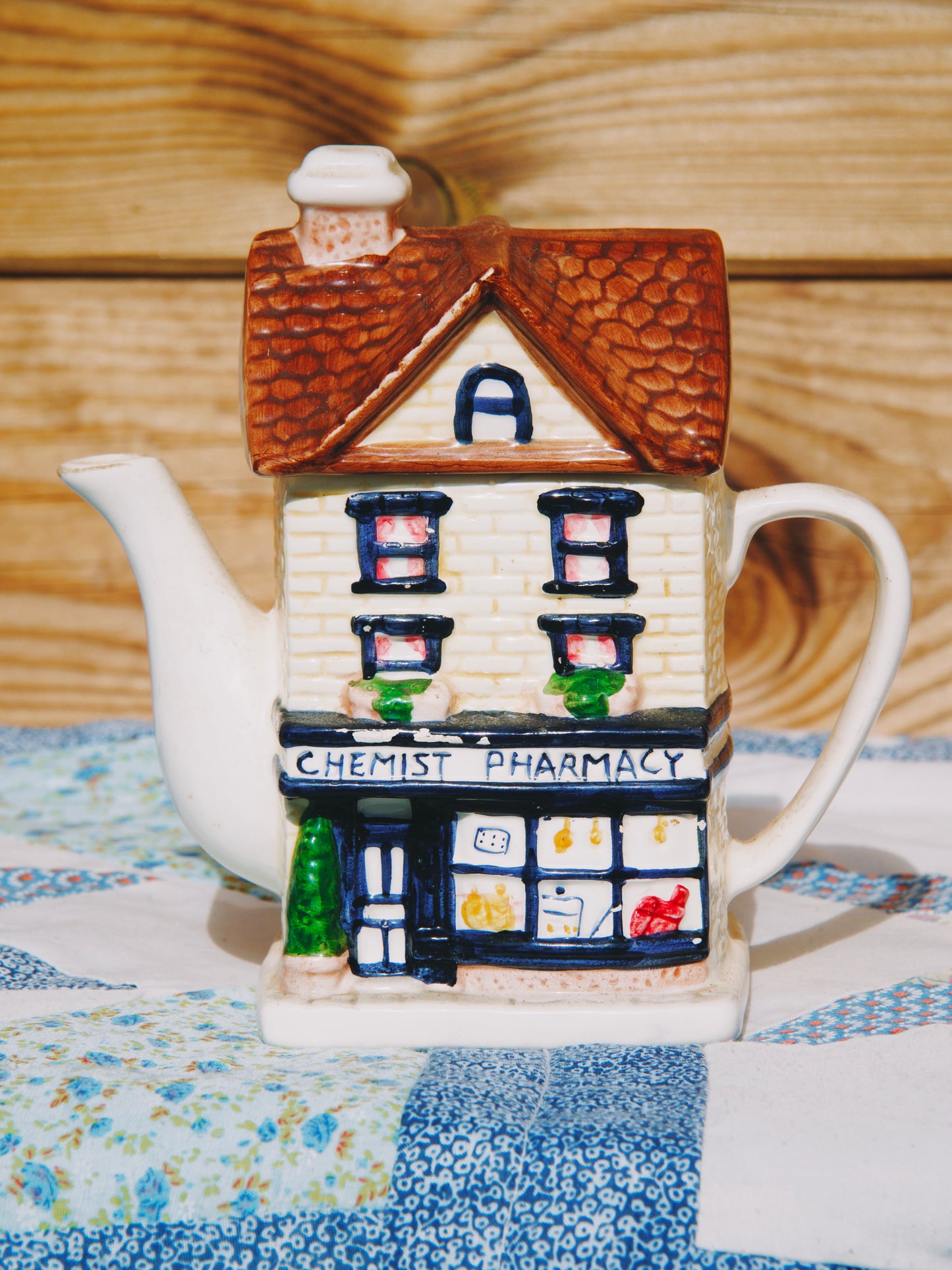 Théière Vintage en Céramique Forme Maison — "Chemist Pharmacy" Style Village Anglais