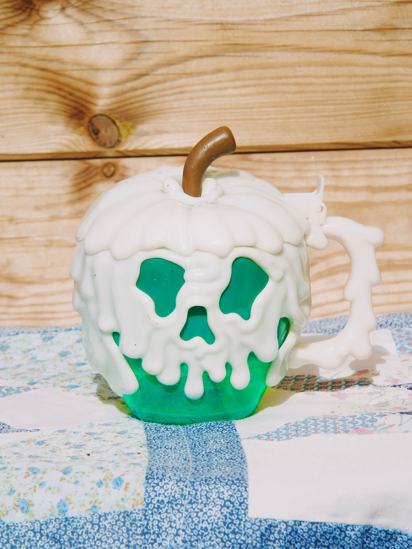Chope / Mug Collector Pomme Empoisonnée Blanche-Neige Disney — Vert Translucide & Poison Blanc (Halloween / Parks Disney)