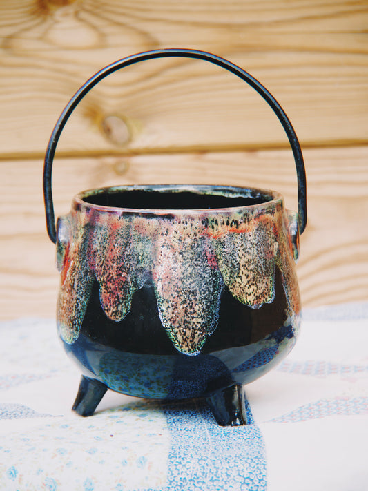 Chaudron de Sorcière Vintage en Céramique Émaillée — Émail Flammé & Anse Métallique