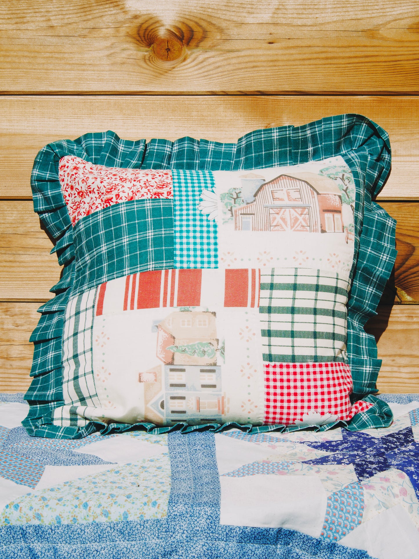 Coussin Vintage Patchwork Style Farmhouse — Motifs Ferme, Carreaux & Volants Verts