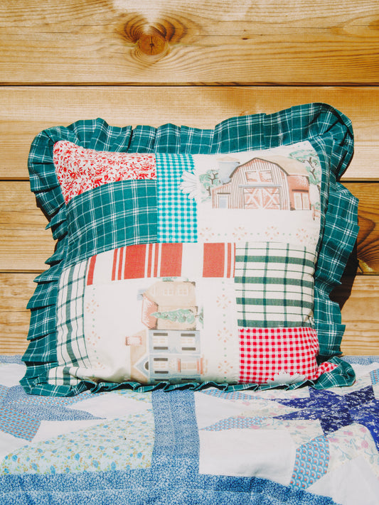 Coussin Vintage Patchwork Style Farmhouse — Motifs Ferme, Carreaux & Volants Verts