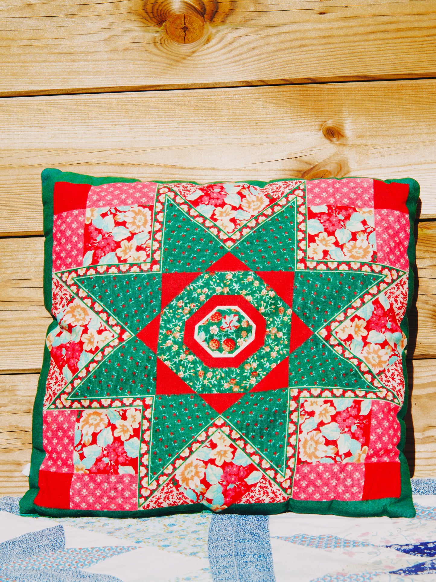 Coussin Vintage Patchwork Motif Étoile d'Amish — Imprimés Floraux Rouge & Vert Sapin