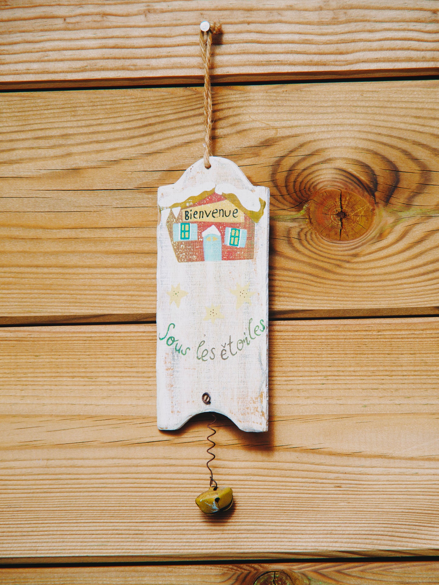 laque Murale Suspendue en Bois Peint « Bienvenue Sous les étoiles » — Style Chalet / Cottage