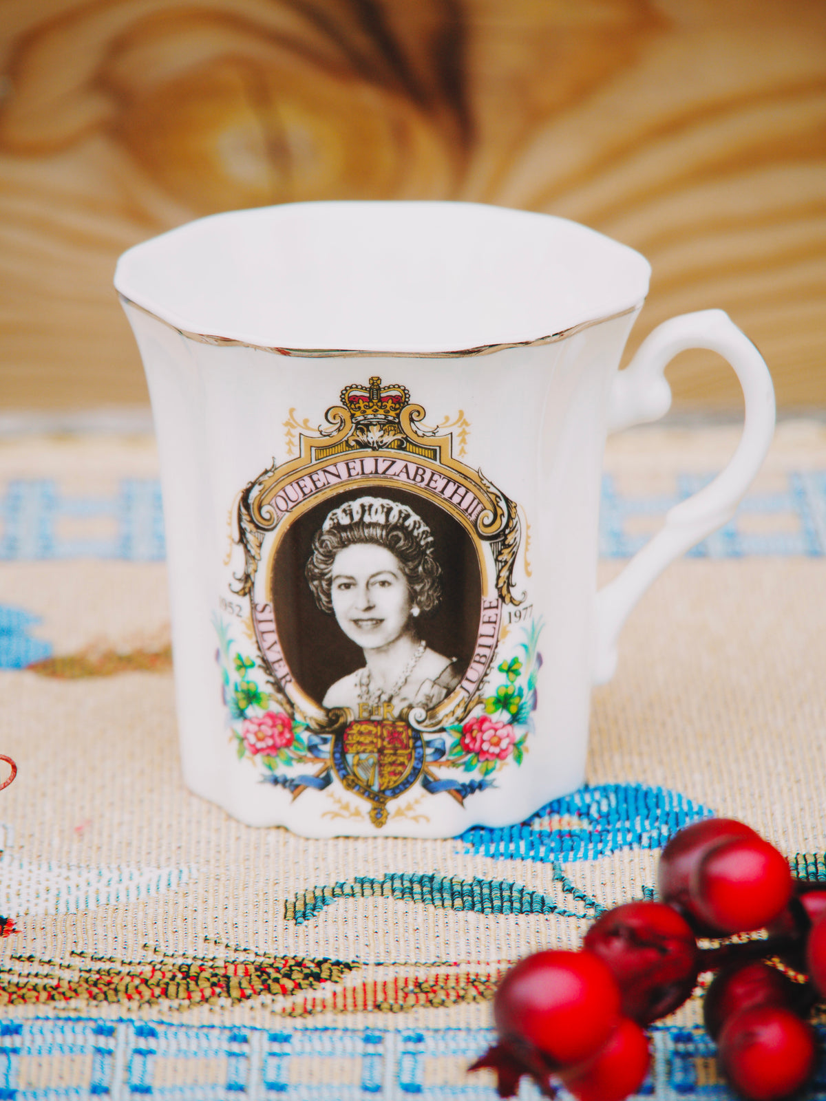 Mug Commémoratif Vintage – Jubilé d'Argent de la Reine Elizabeth II (1952-1977) – Porcelaine Anglaise