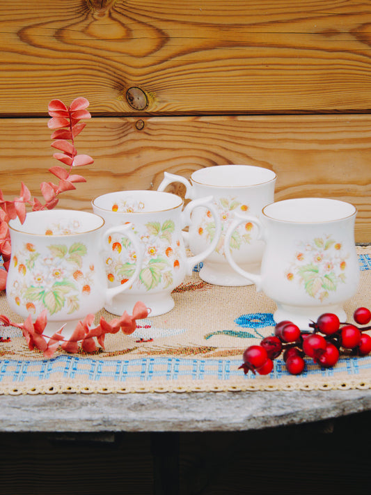 Set de 4 Tasses Vintage en Porcelaine – Motif Fraises / Cottagecore – Art de la Table Anglai