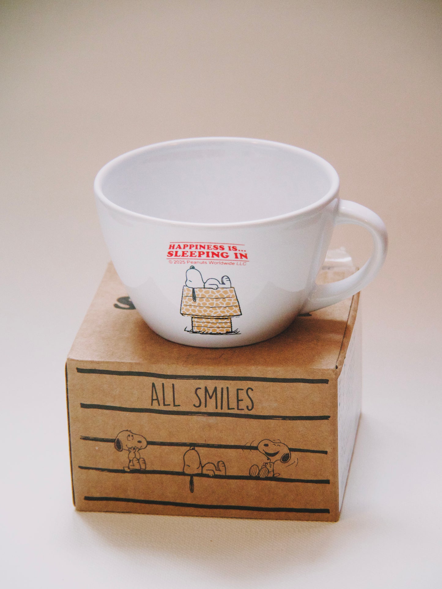 Mug Snoopy - "Happiness is sleeping in"
