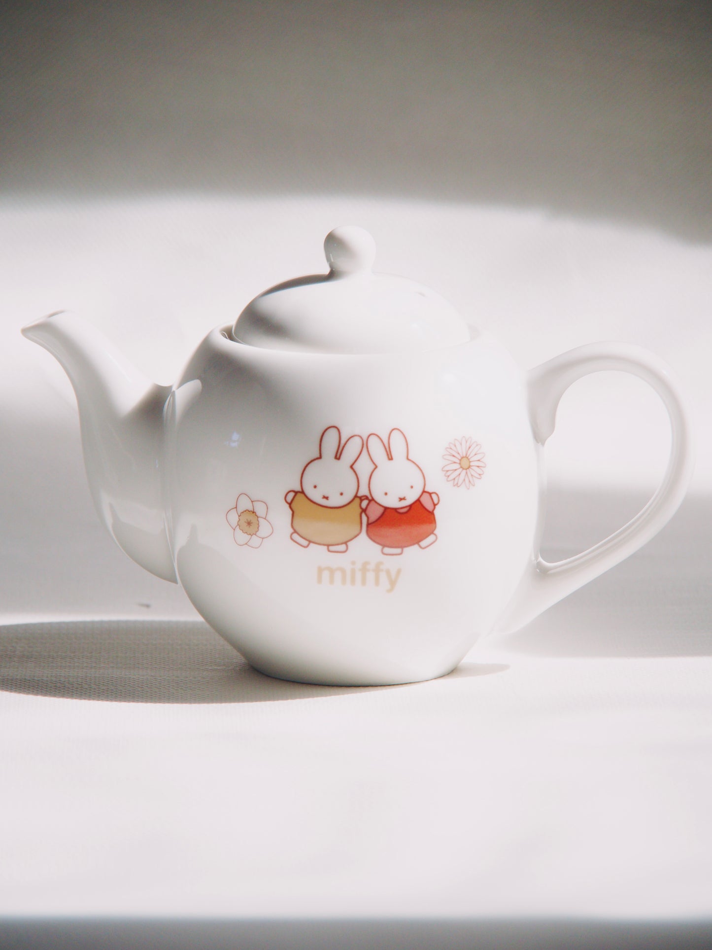 Théière en Céramique Miffy – Édition Florale Kawaii