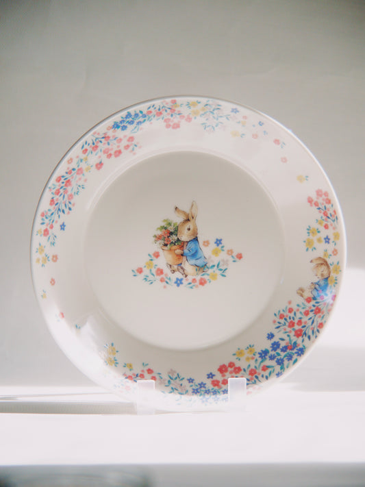 Grande assiette en Porcelaine Pierre Lapin – Collection Florale Printanière
