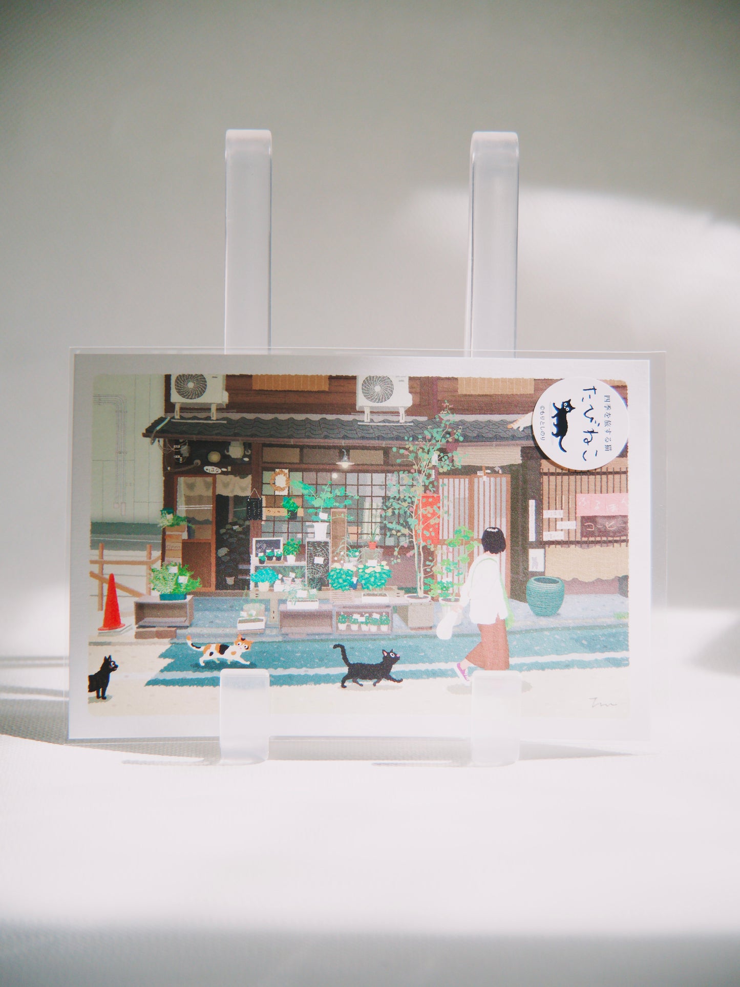 Carte Postale Japonaise Tabineko – Promenade devant la Boutique de Fleurs