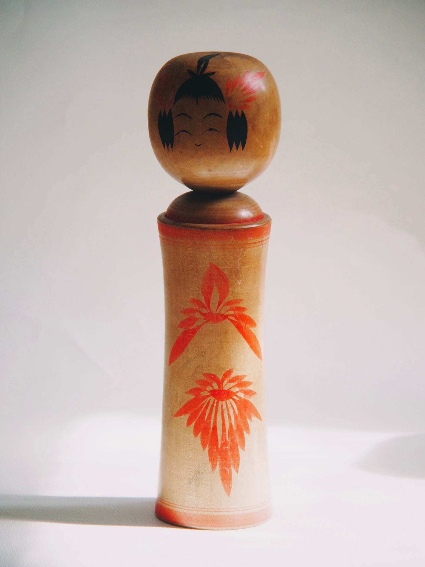 Poupée Kokeshi Japonaise Vintage Artisanale – Modèle Floral Orange