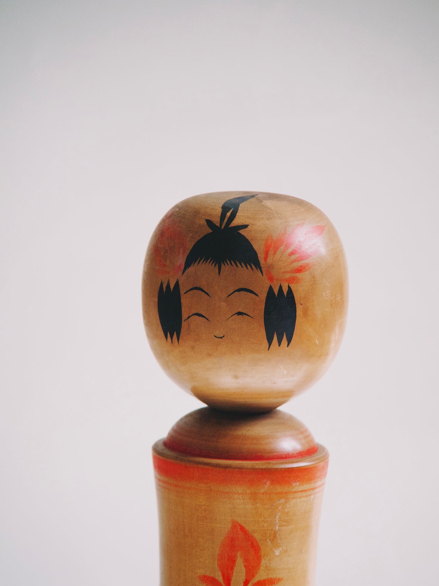 Poupée Kokeshi Japonaise Vintage Artisanale – Modèle Floral Orange