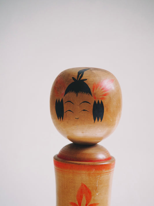 Poupée Kokeshi Japonaise Vintage Artisanale – Modèle Floral Orange