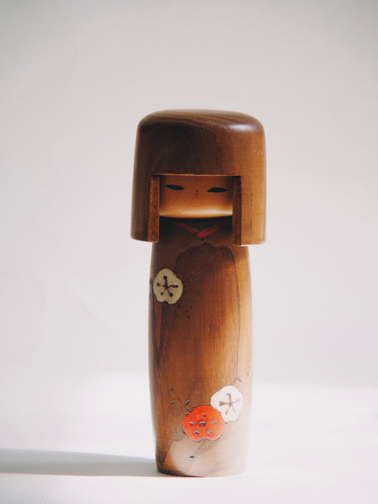 Poupée Kokeshi Japonaise Vintage en Bois – Style Créatif Minimaliste – Motifs Floraux Peints à la Main