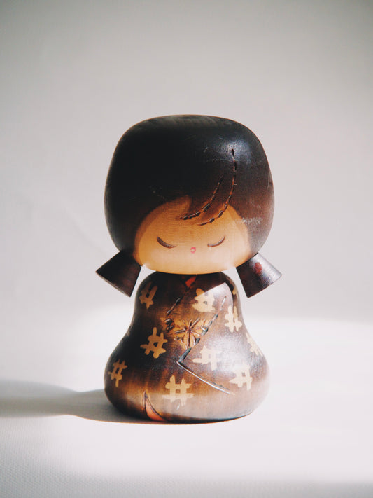 Petite Poupée Kokeshi Vintage en Bois Brûlé – Style "Chibi" Kawaii – Kimono Gravé à Motifs Traditionnels