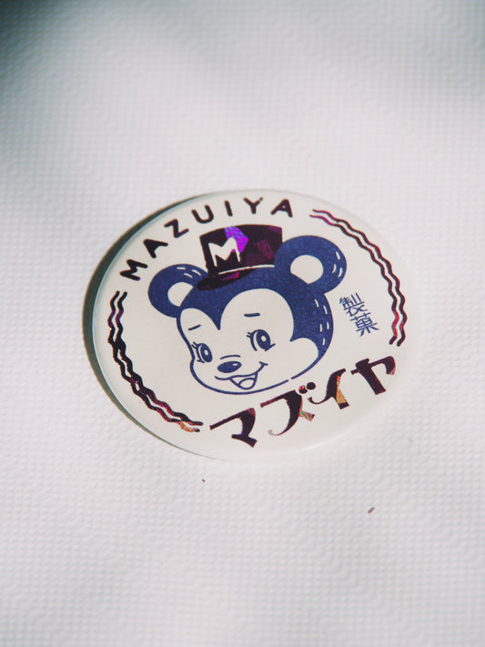 Badge Rétro "Mazuiya Confectionery" – Illustration Mascotte Vintage