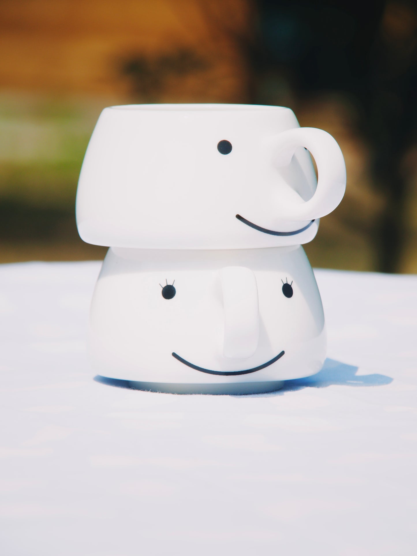 Duo de tasses à café empilables « Visages Souriants » – Céramique blanche kawaii & minimaliste