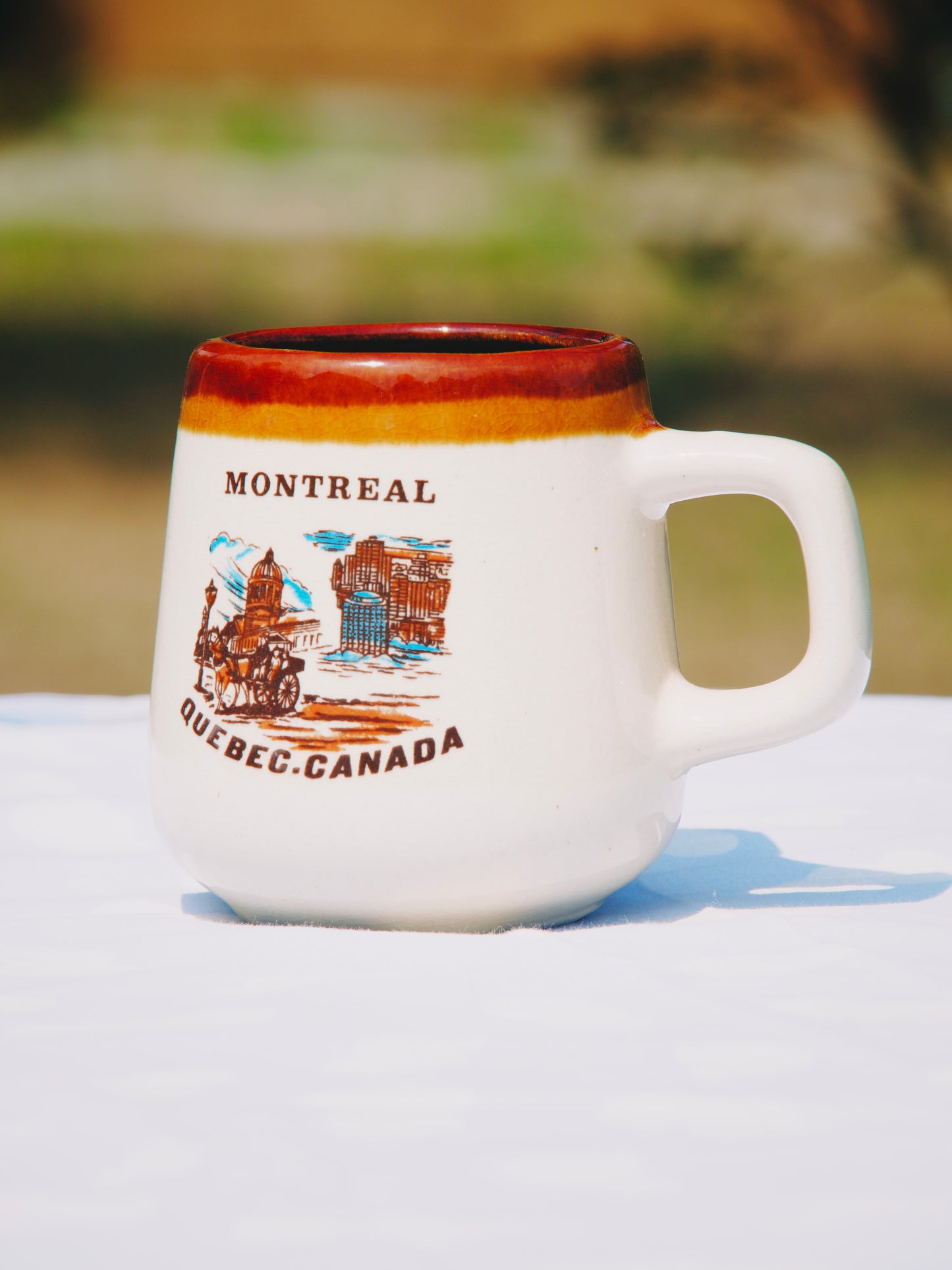 Mug / souvenir vintage « Montréal - Québec, Canada » – Grès émaillé col marron