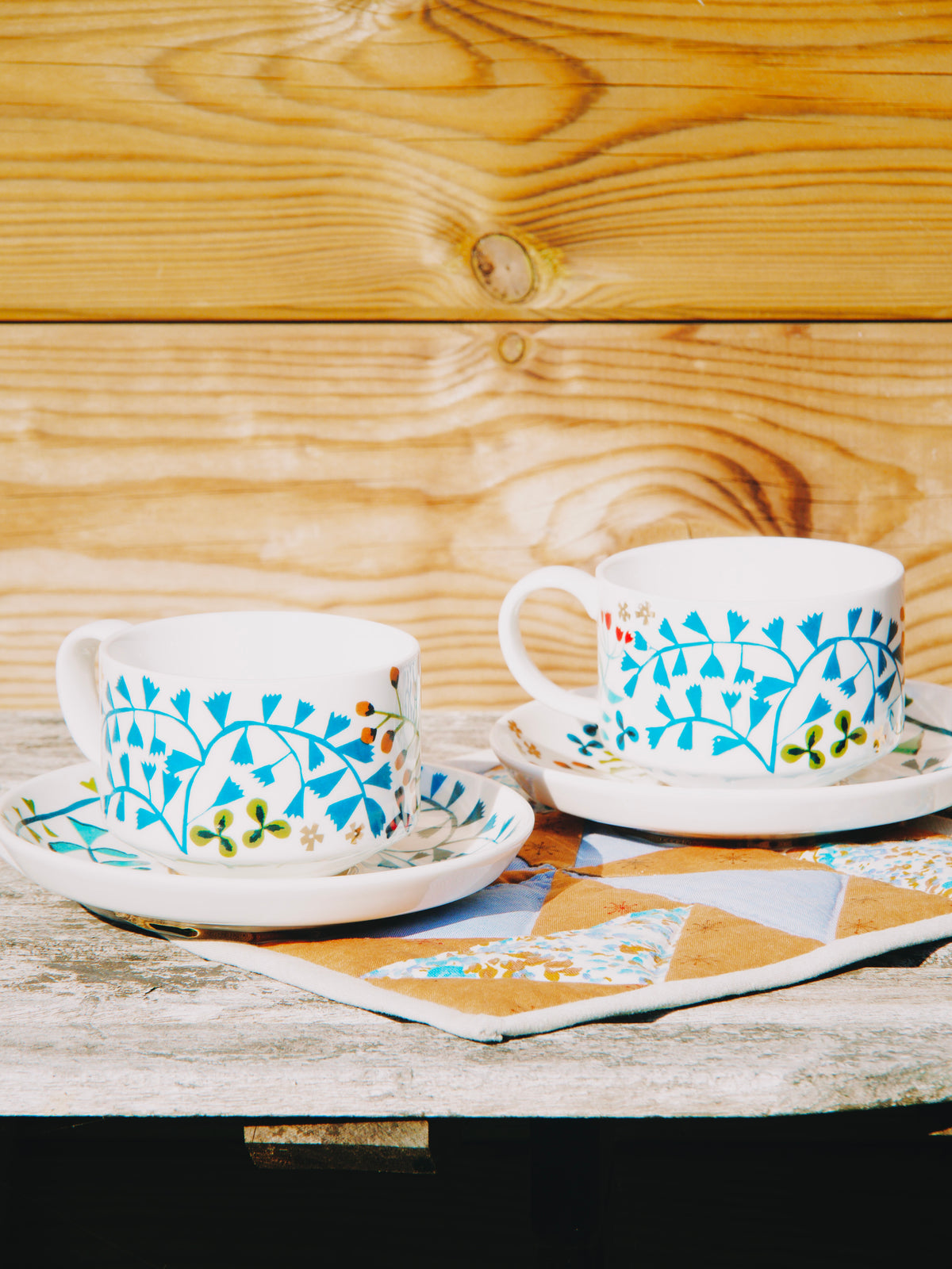 Duo de tasses et soucoupes en céramique à motif floral