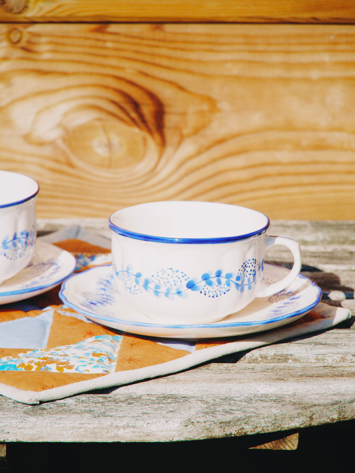 Duo de tasses et soucoupe, céramique blanche et bleue délicate