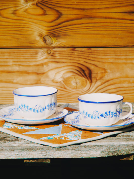 Duo de tasses et soucoupe, céramique blanche et bleue délicate