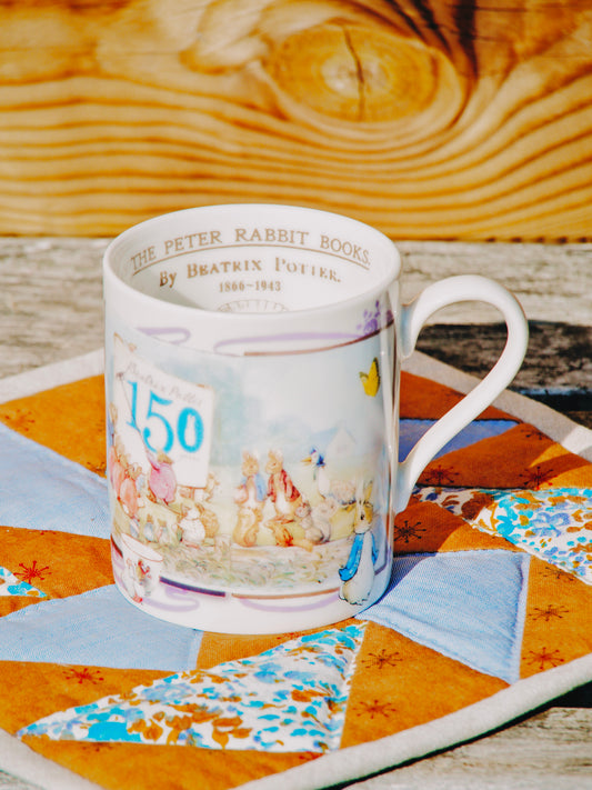 Mug en porcelaine commémoratif des 150 ans de Peter Rabbit