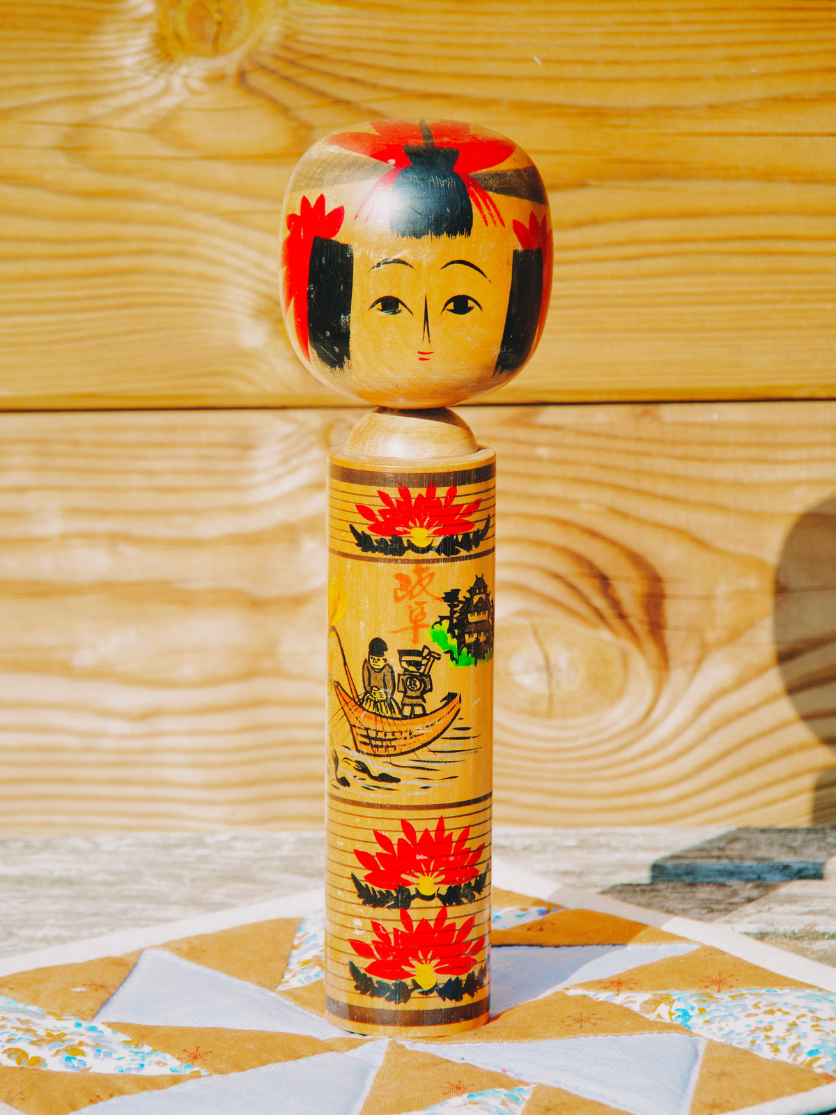 Poupée Kokeshi Artisanale "Scène de Pêche Ukai & Lotus" - Pièce Unique du Japon