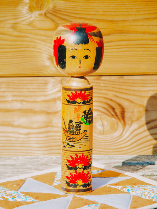 Poupée Kokeshi Artisanale "Scène de Pêche Ukai & Lotus" - Pièce Unique du Japon
