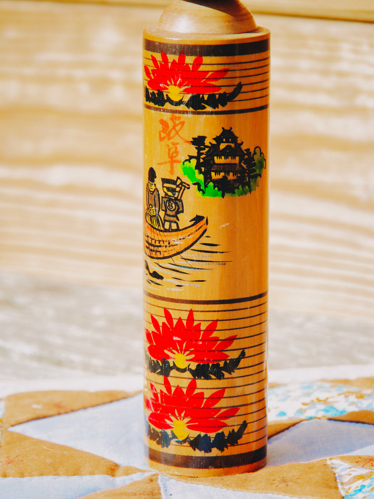 Poupée Kokeshi Artisanale "Scène de Pêche Ukai & Lotus" - Pièce Unique du Japon