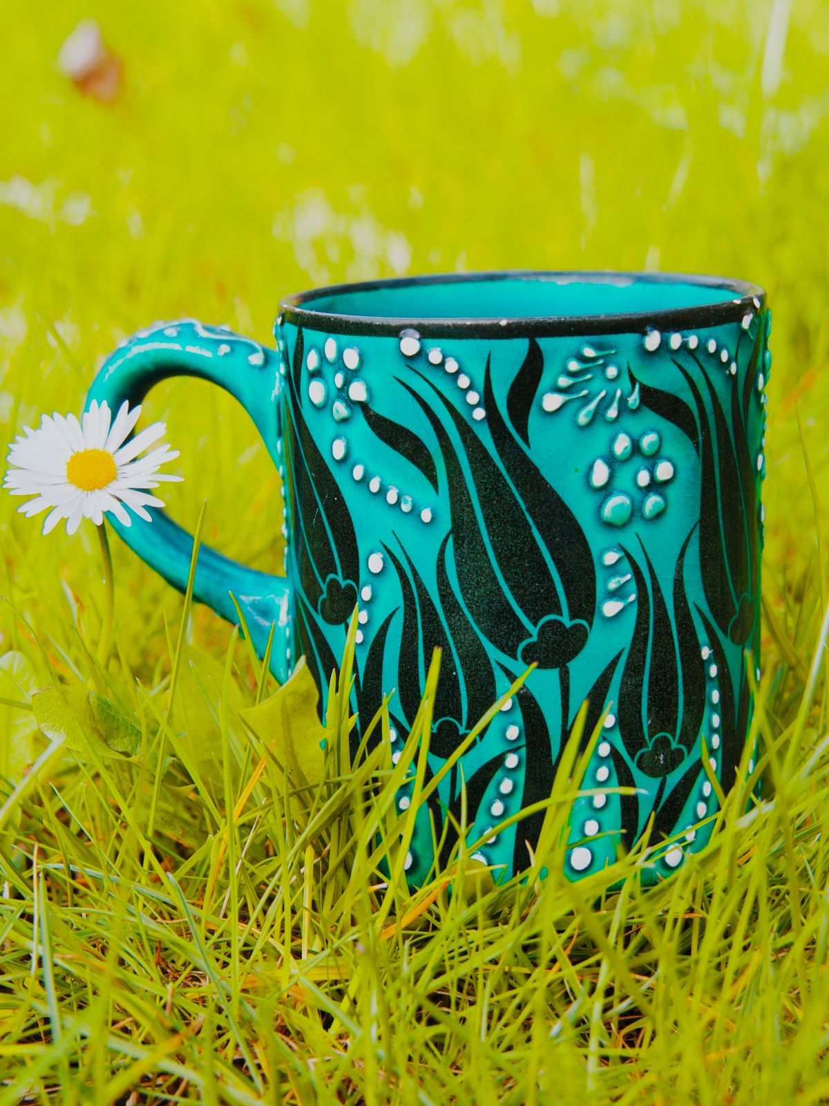 Mug artisanal bleu à fleurs noires