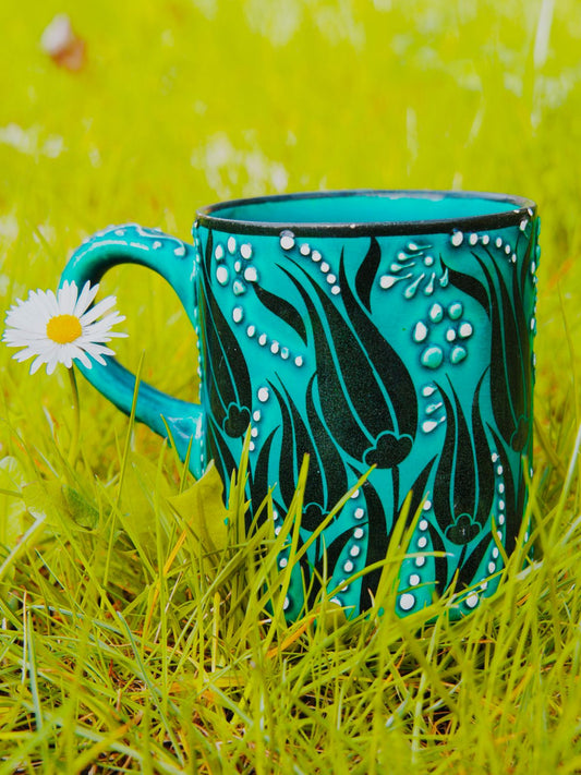 Mug artisanal bleu à fleurs noires