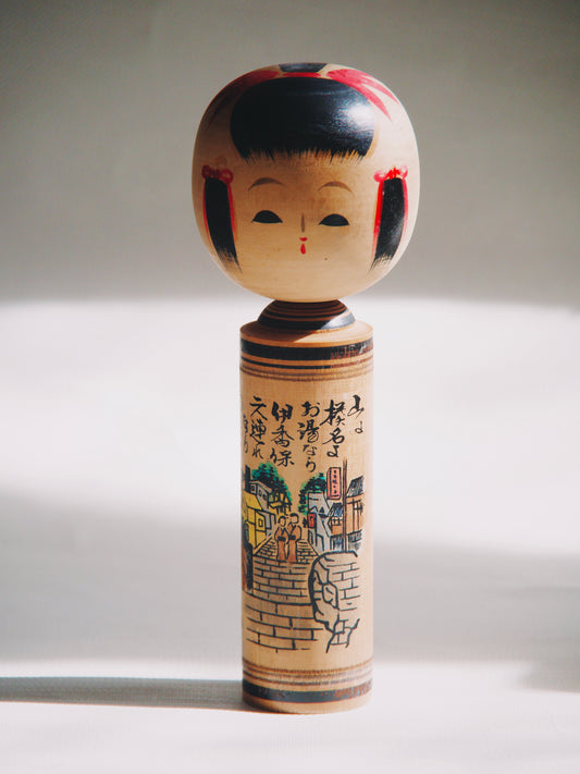 Poupée Kokeshi Vintage en Bois Artisanal – Décor de Village Onsen & Calligraphie