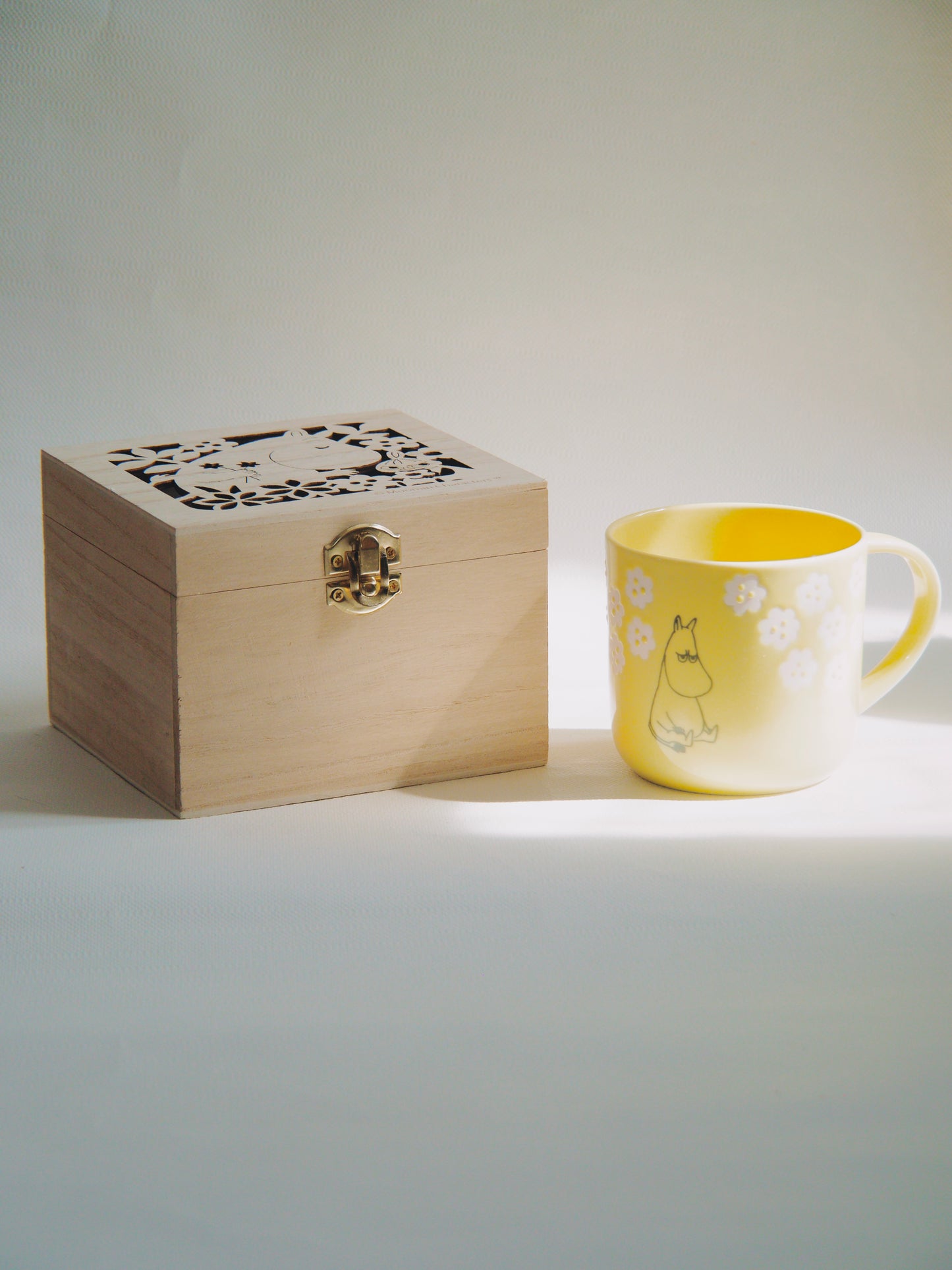 Coffret Mug Moomin – Édition Fleurs Pastel & Boîte en Bois Gravée
