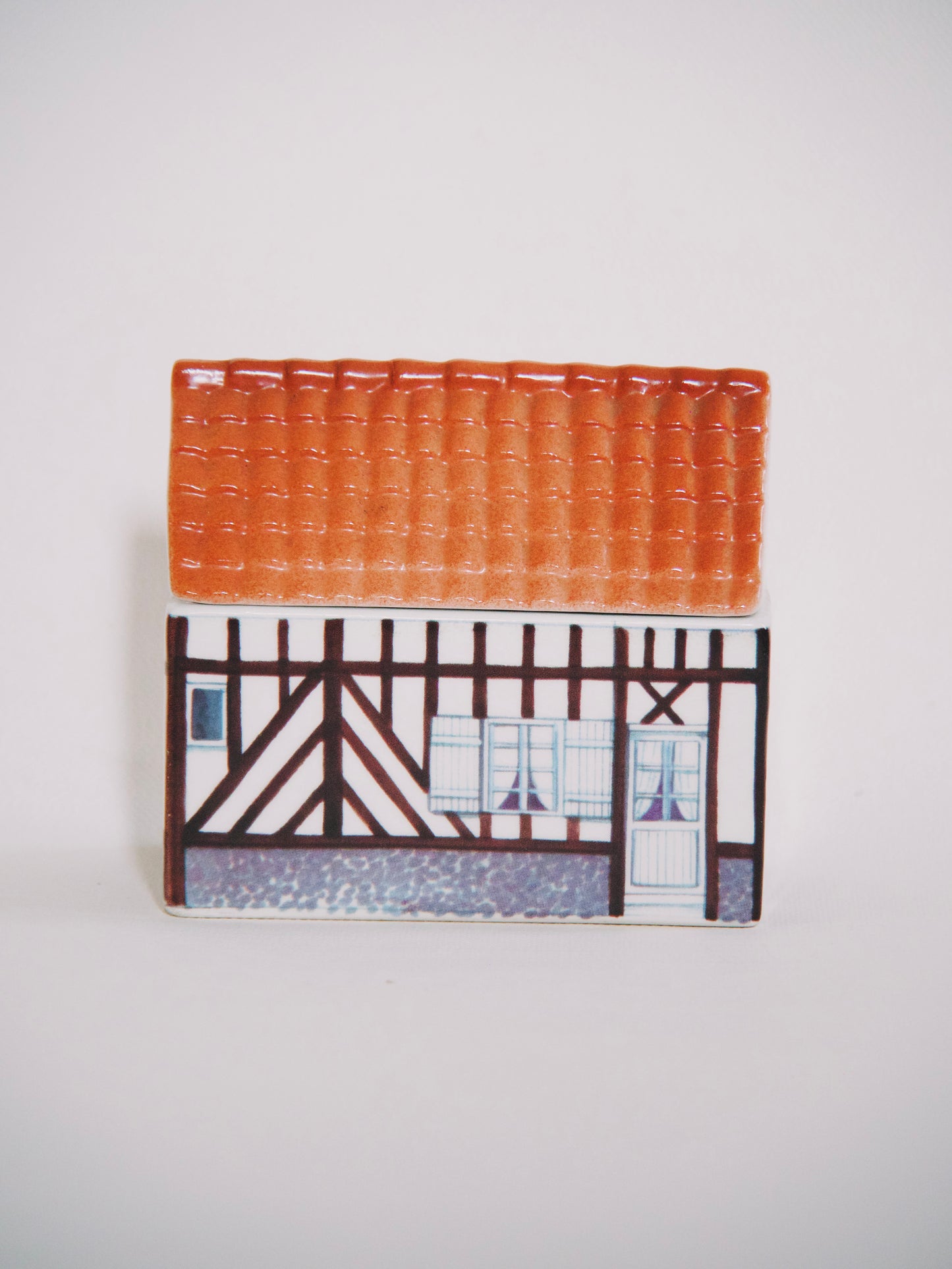 Boite normande en porcelaine