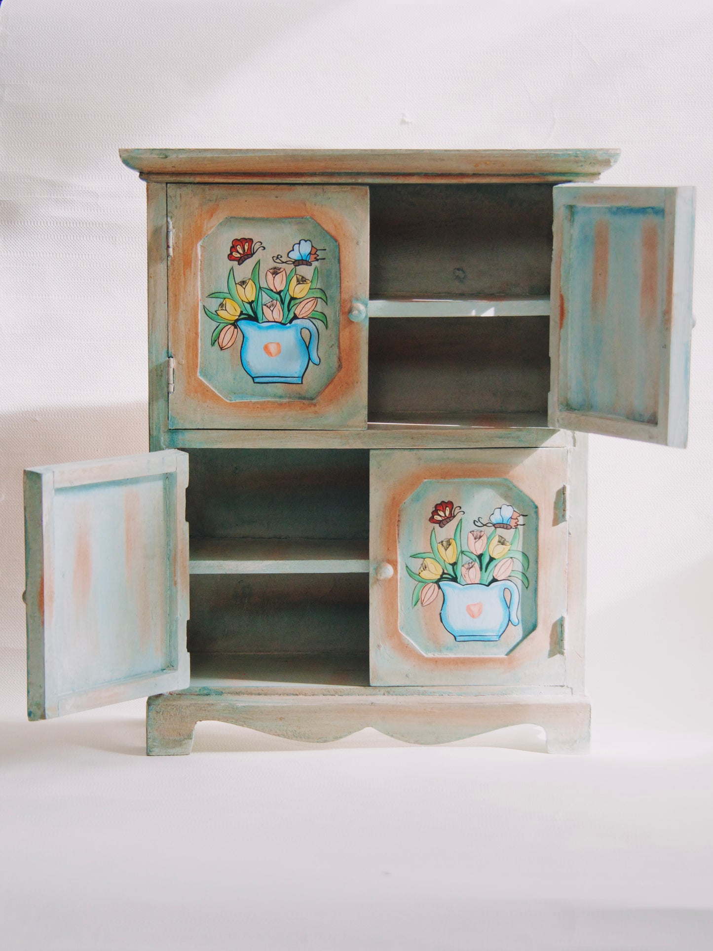 Armoire de poupée en bois