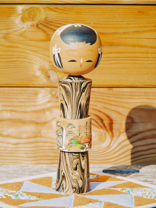 Poupée Kokeshi Artisanale "Paysage et Pont Rouge" - Pièce Unique en Bois