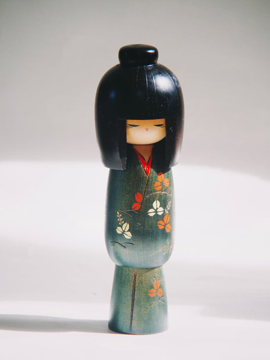 Kokeshi traditionnelle kimono vert
