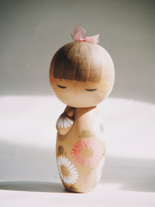 Poupée Kokeshi Vintage en Bois Artisanal – Kimono Fleuri de Chrysanthèmes & Nœud en Ruban Rose