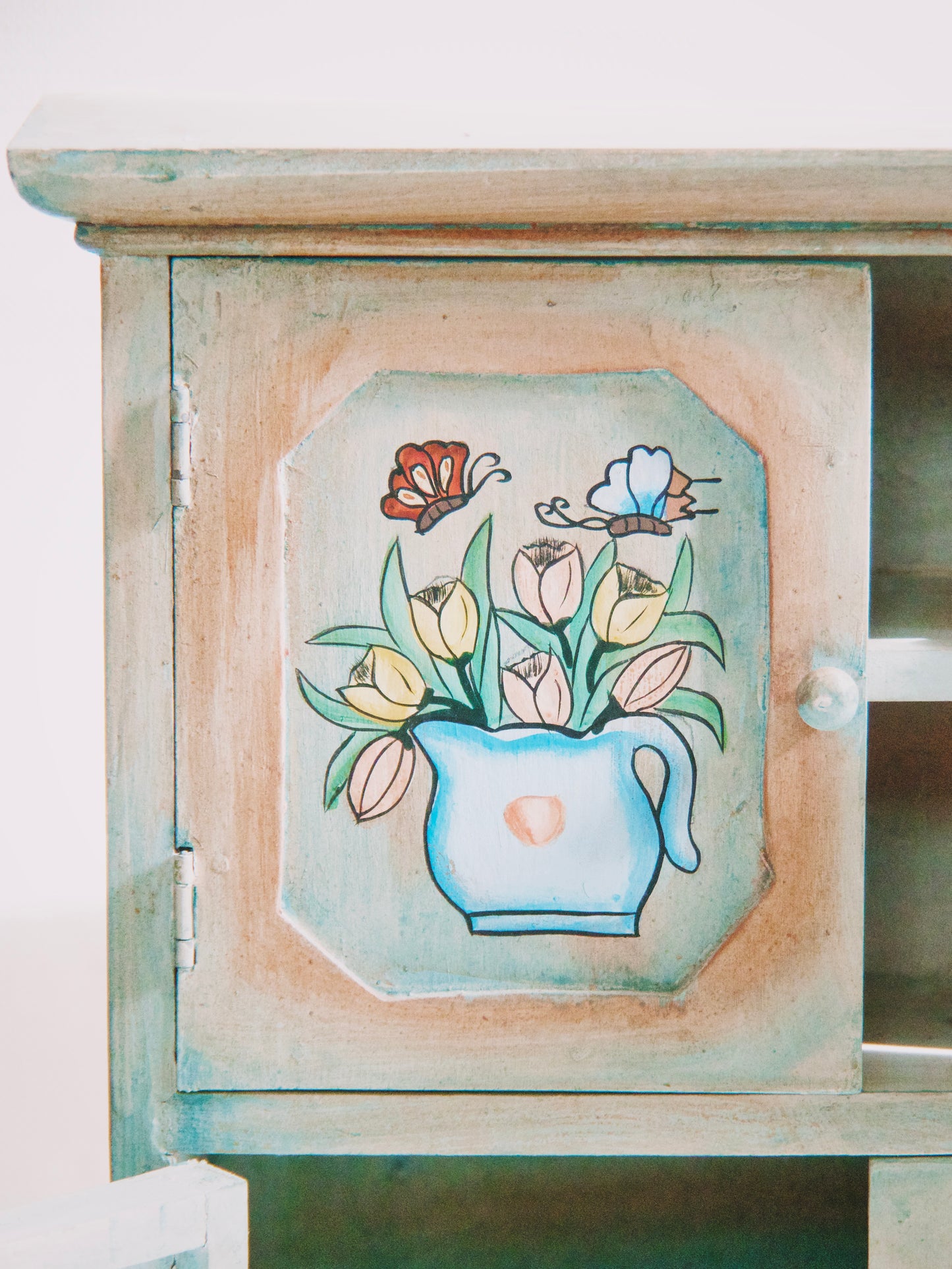 Armoire de poupée en bois