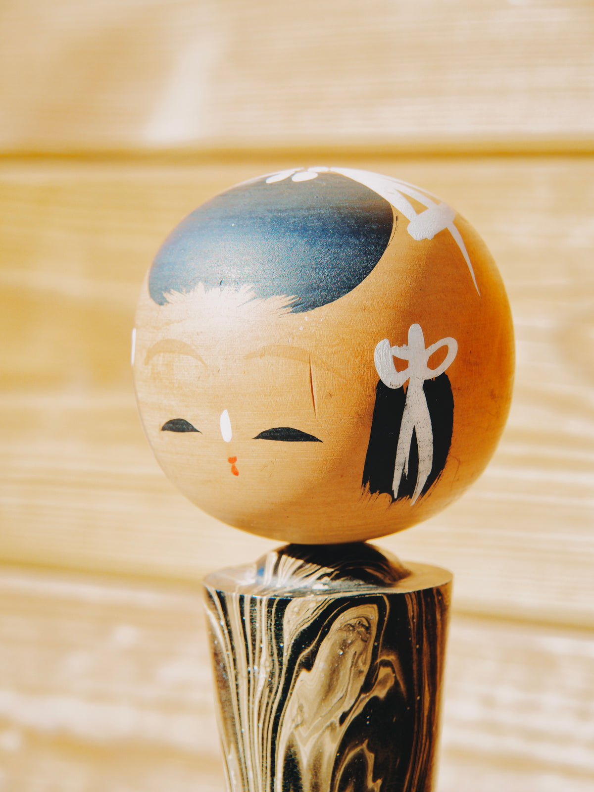 Poupée Kokeshi Artisanale "Paysage et Pont Rouge" - Pièce Unique en Bois