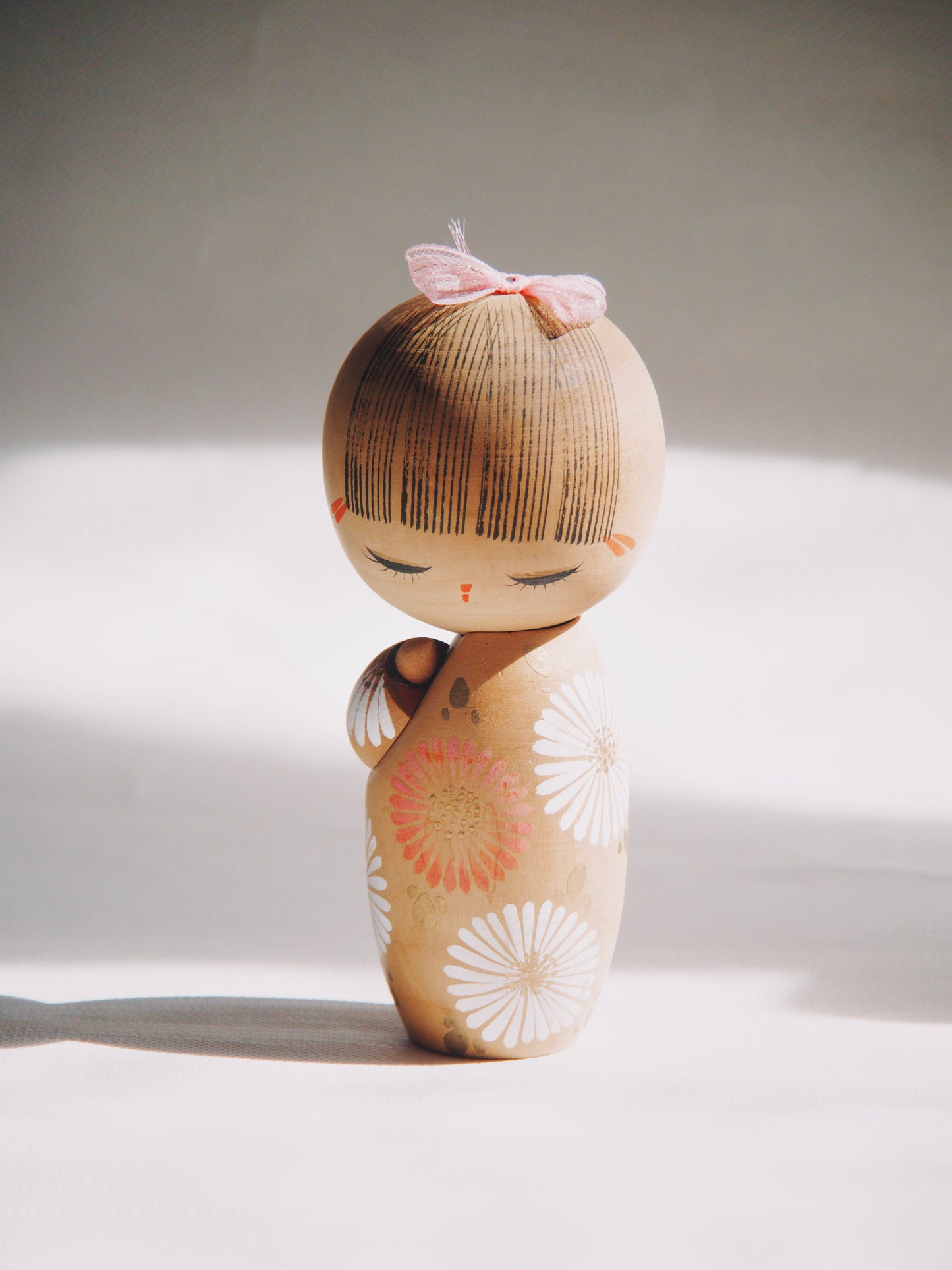 Poupée Kokeshi Vintage en Bois Artisanal – Kimono Ocre Fleuri & Nœud en Ruban Rose