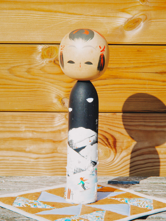 Poupée Kokeshi Artisanale "Paysage d'Hiver & Ski" - Pièce Unique du Japon