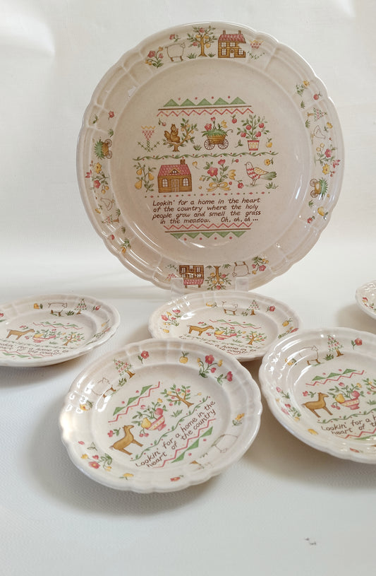 Plat et petites assiettes cottagecore